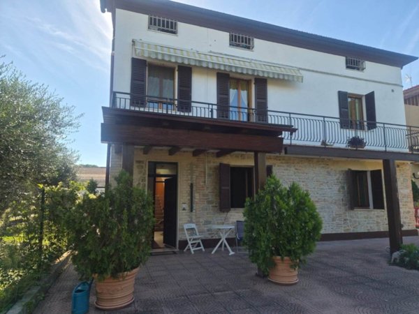 casa indipendente in vendita a Jesi