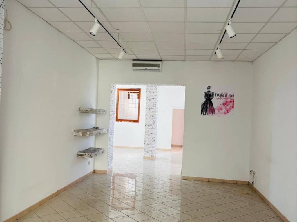 locale commerciale in vendita a Jesi