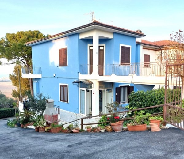 casa indipendente in vendita a Loreto