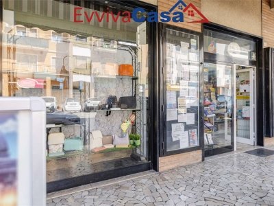 negozio in vendita a Loreto in zona Villa Musone