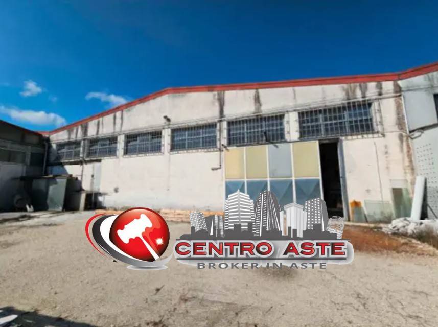 locale commerciale in vendita a Loreto in zona Villa Musone