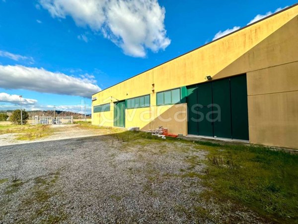 locale commerciale in vendita a Loreto