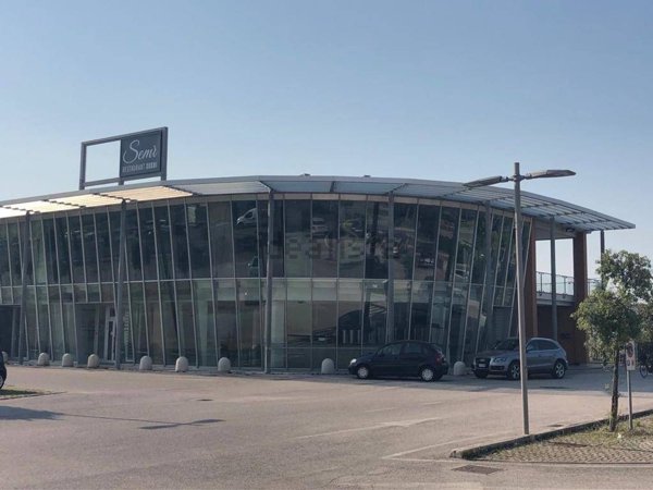 locale commerciale in vendita a Loreto in zona Grotte