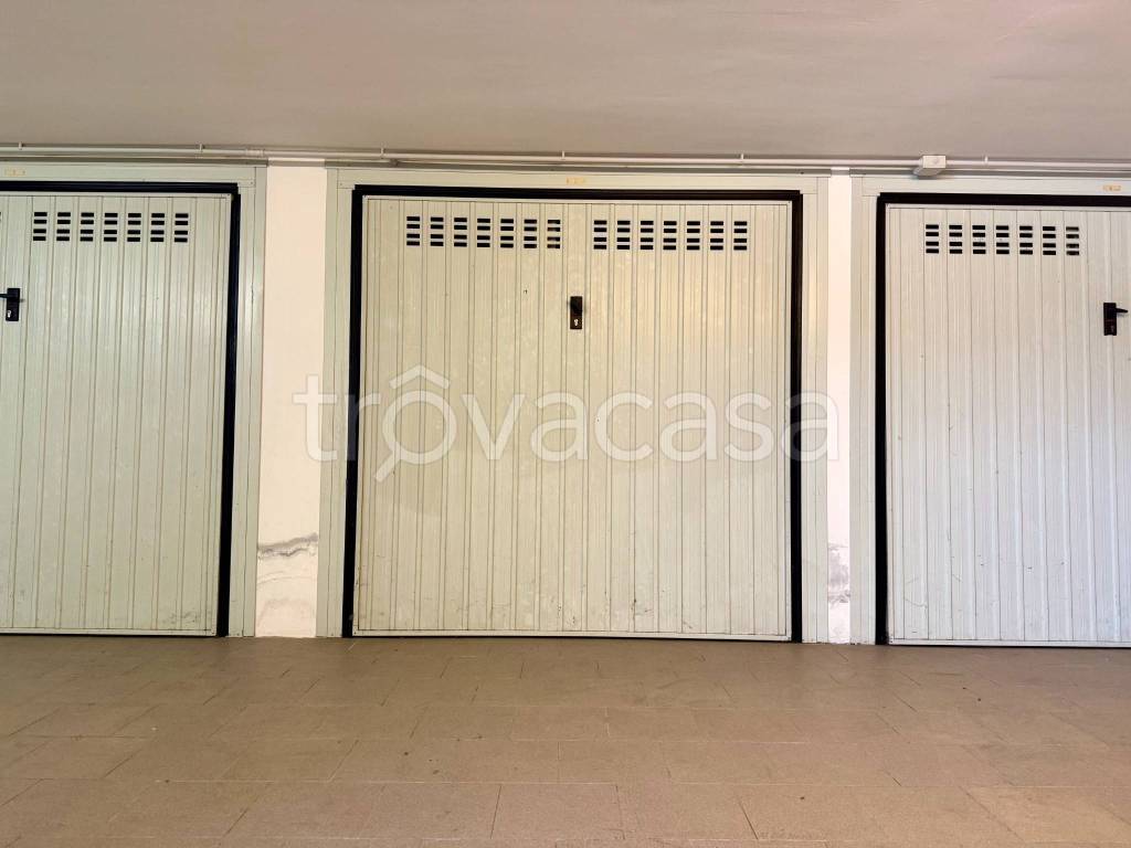 locale di sgombero in vendita a Loreto in zona Villa Musone