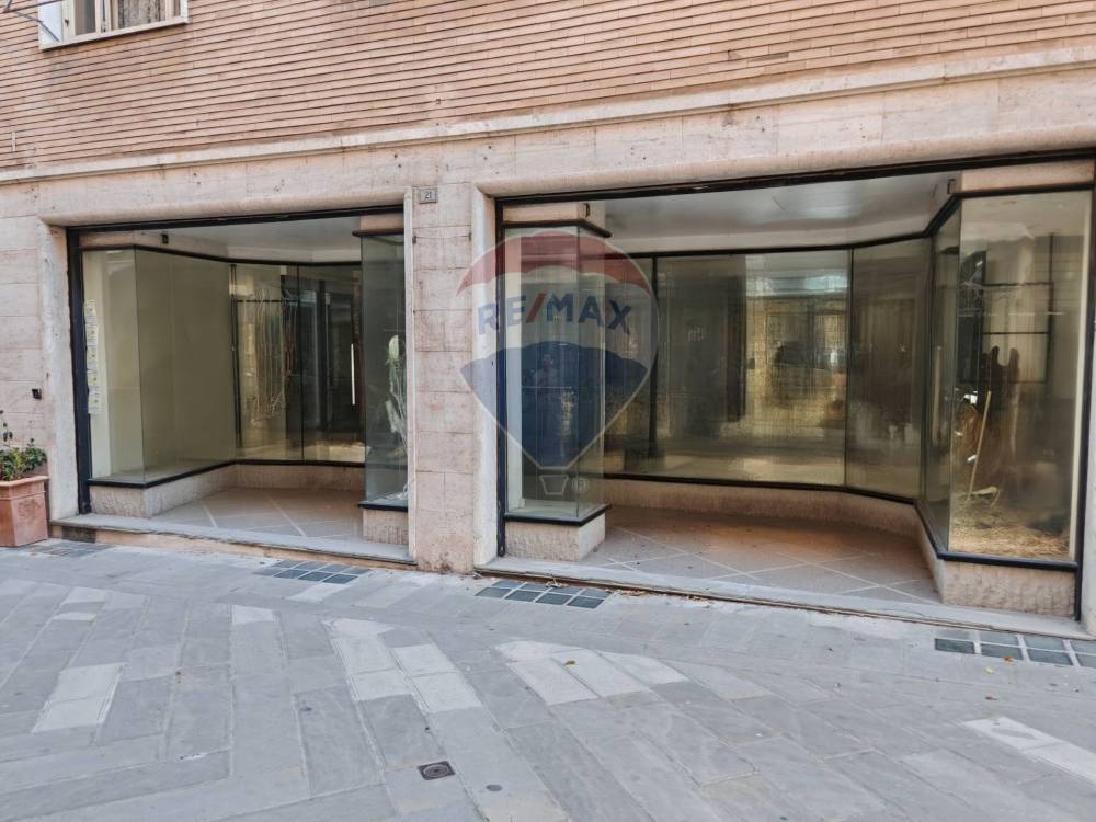 negozio in vendita a Loreto