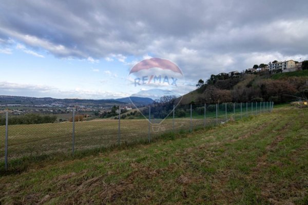 terreno edificabile in vendita a Loreto