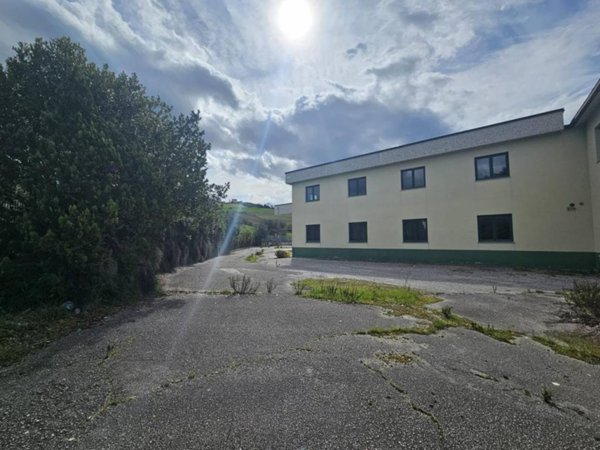 locale commerciale in vendita a Loreto