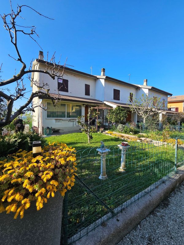 casa indipendente in vendita a Loreto