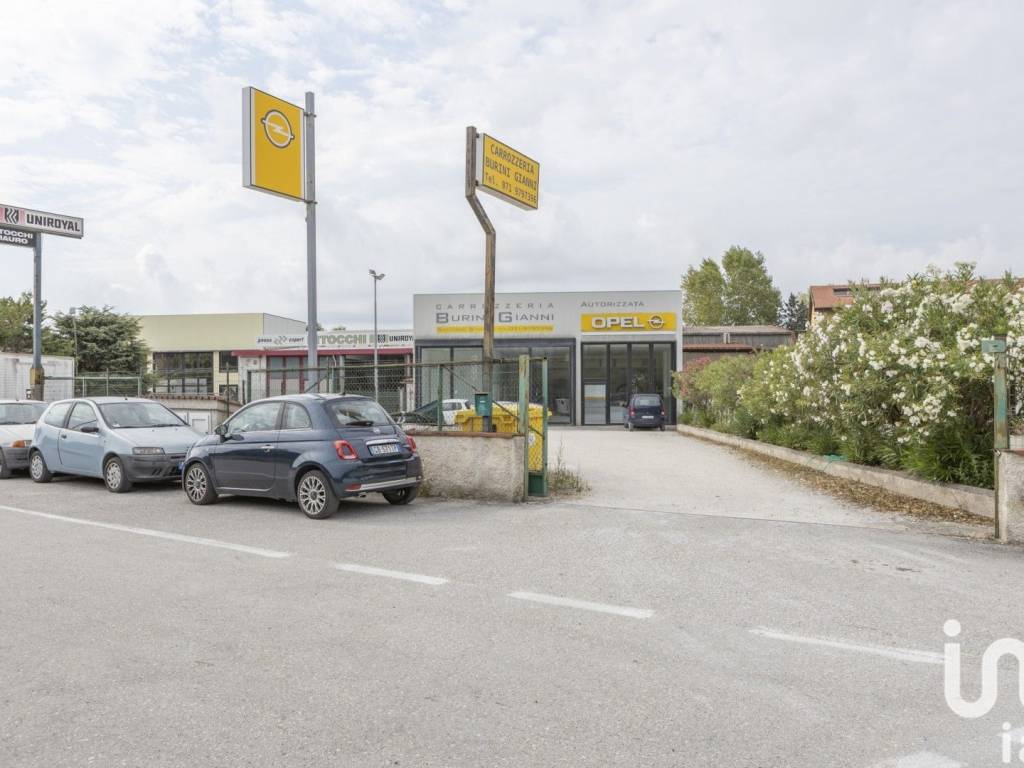 locale commerciale in vendita a Loreto