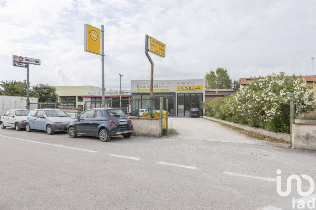 locale commerciale in vendita a Loreto