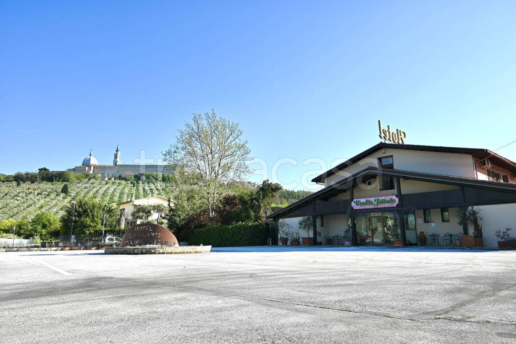 negozio in vendita a Loreto in zona Villa Musone