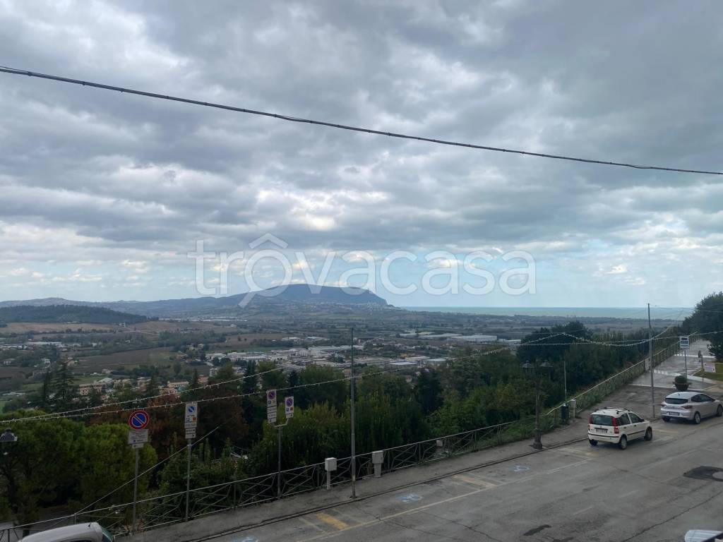 negozio in vendita a Loreto in zona Grotte