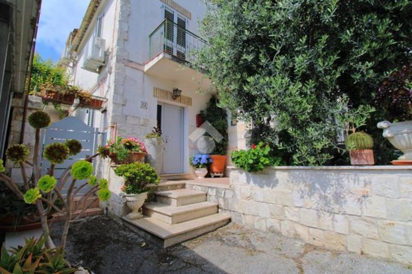 casa indipendente in vendita a Loreto