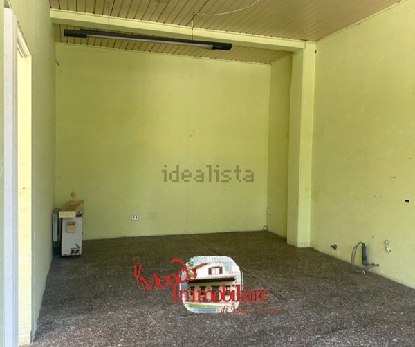 locale commerciale in vendita a Loreto