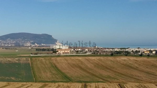 casa indipendente in vendita a Loreto