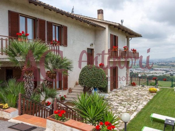 casa indipendente in vendita a Loreto