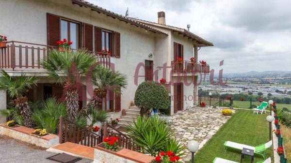 casa indipendente in vendita a Loreto