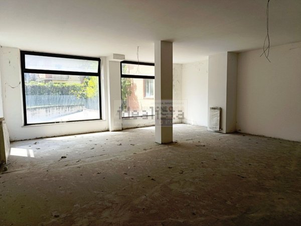 locale commerciale in vendita a Loreto