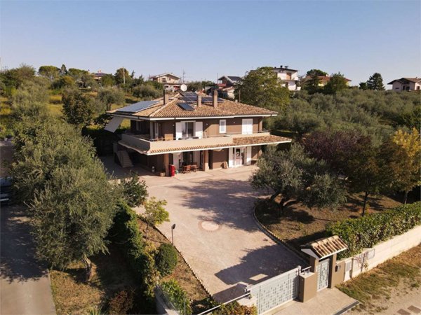 casa indipendente in vendita a Loreto