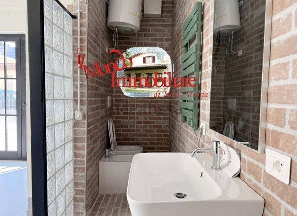 locale commerciale in vendita a Loreto