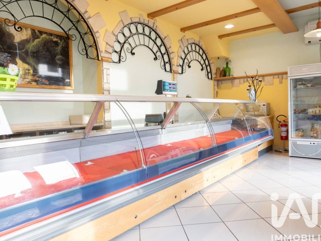 negozio in vendita a Loreto in zona Villa Musone