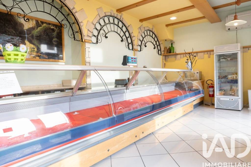 negozio in vendita a Loreto in zona Villa Musone