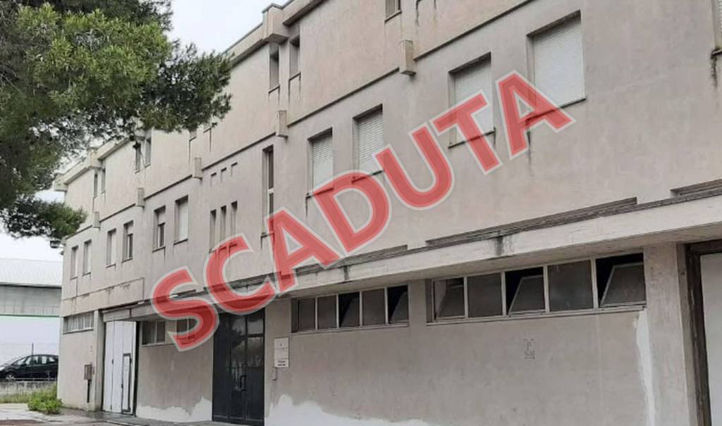 locale commerciale in vendita a Loreto