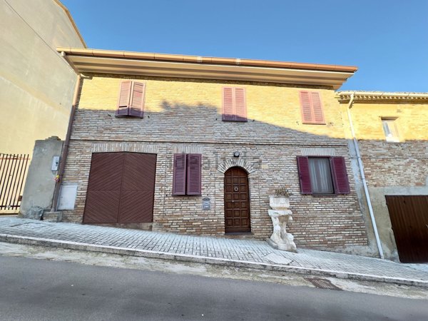 locale di sgombero in vendita a Loreto