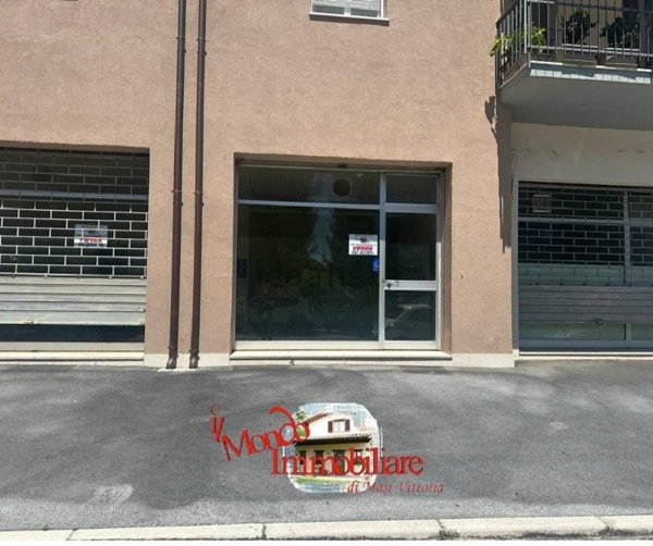 locale commerciale in vendita a Loreto