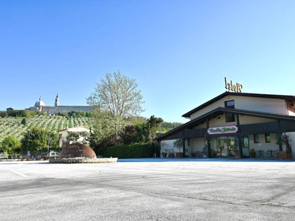 negozio in vendita a Loreto in zona Villa Musone