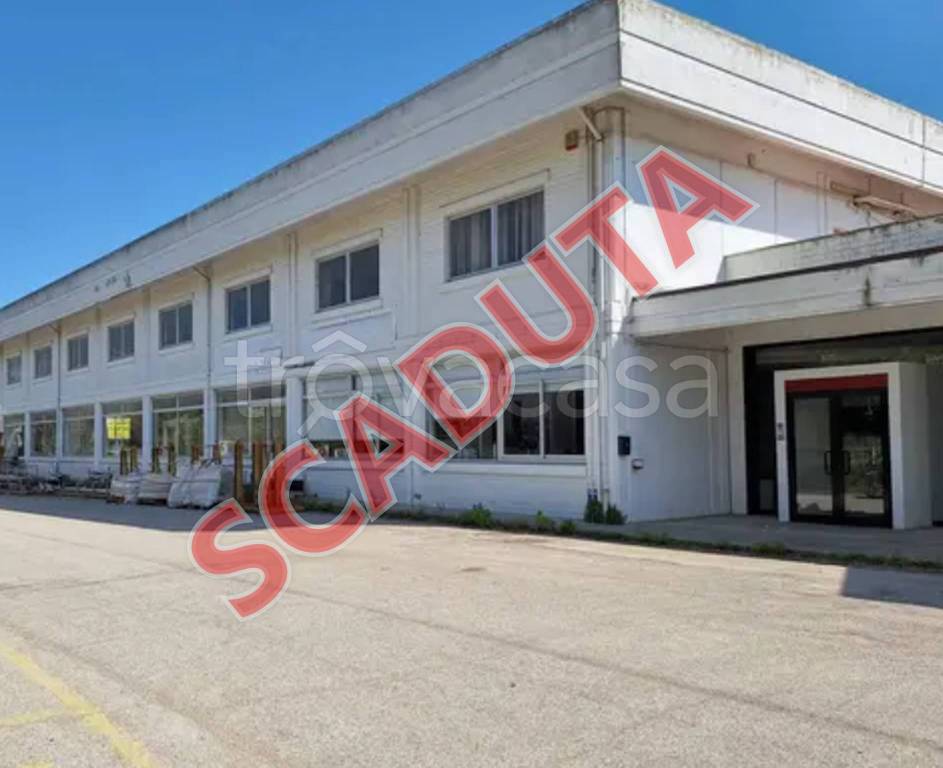 locale commerciale in vendita a Loreto