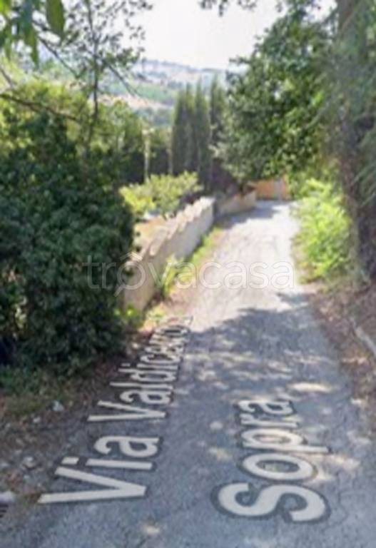 locale commerciale in vendita a Loreto