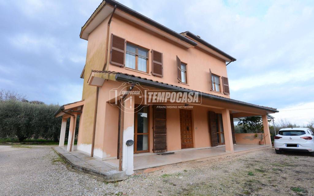 casa indipendente in vendita a Loreto