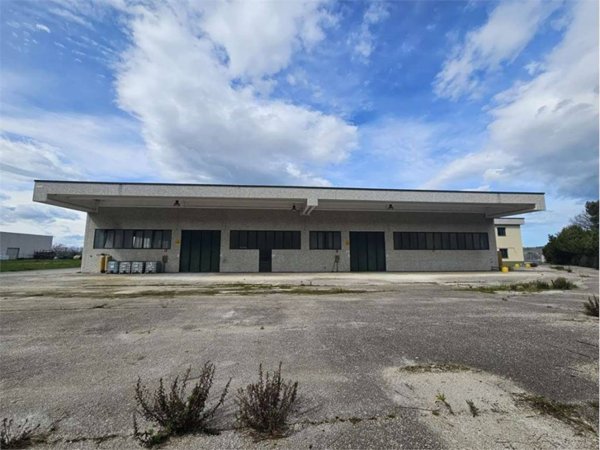 locale commerciale in vendita a Loreto in zona Villa Musone