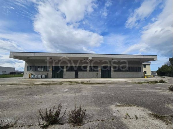 locale commerciale in vendita a Loreto in zona Villa Musone