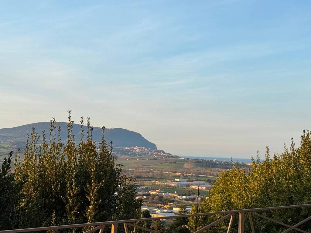 negozio in vendita a Loreto