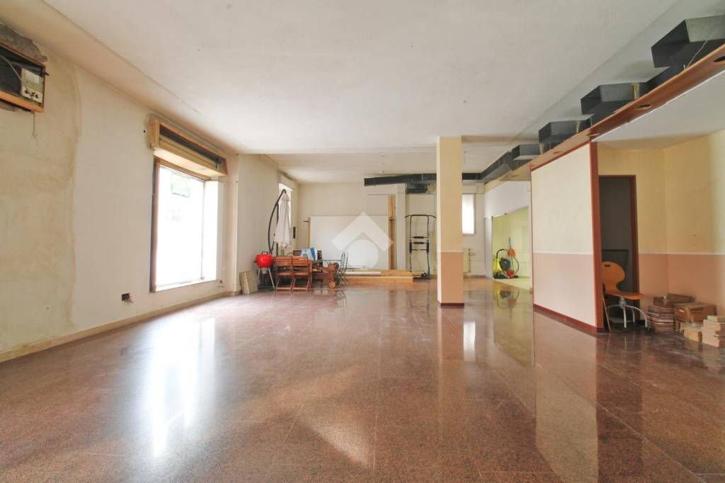 negozio in vendita a Loreto