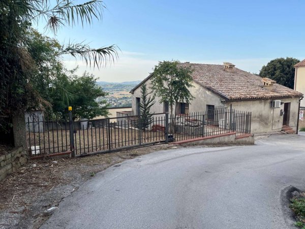 casa indipendente in vendita a Loreto