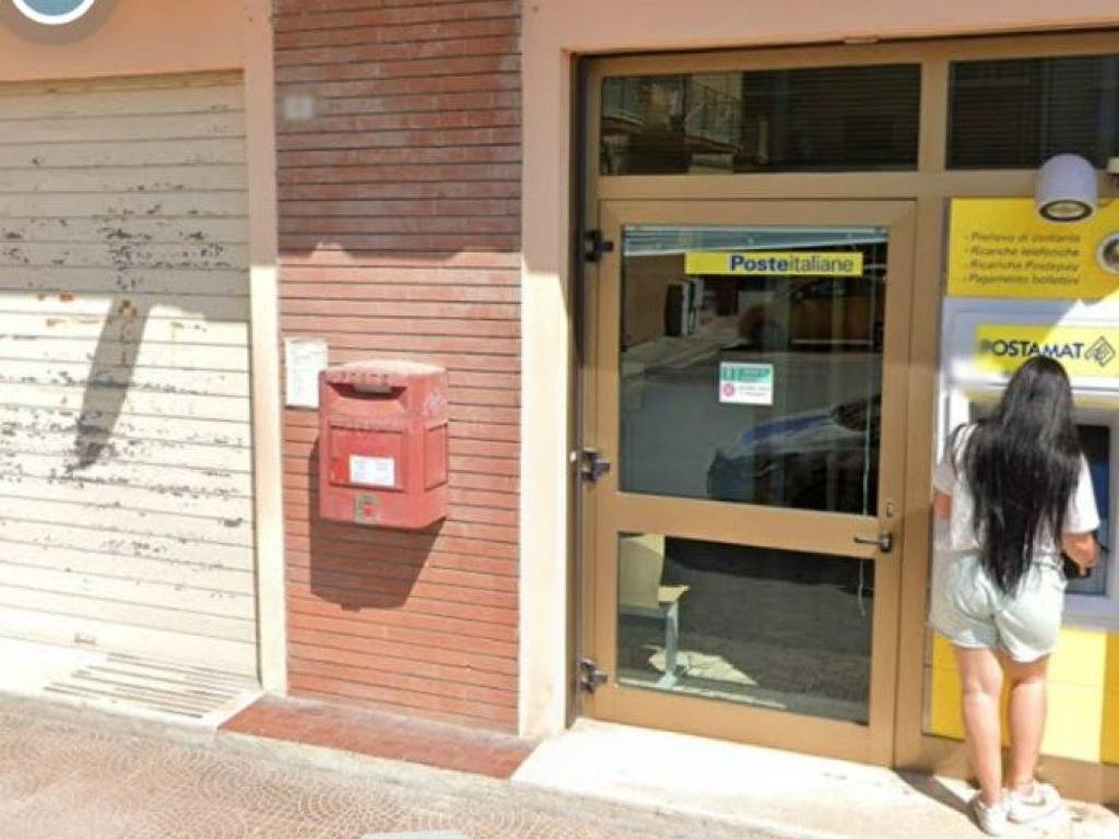 negozio in vendita a Loreto in zona Villa Musone