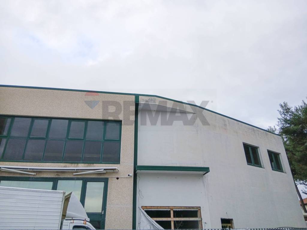 locale commerciale in vendita a Loreto in zona Villa Musone