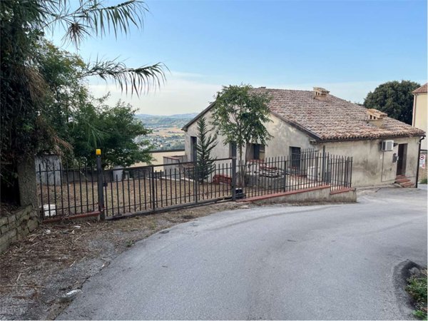casa indipendente in vendita a Loreto