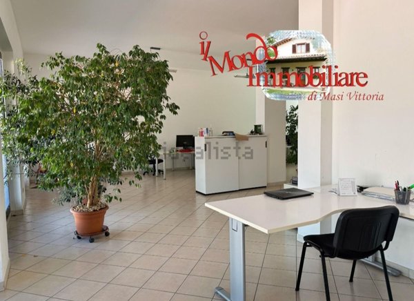 locale commerciale in vendita a Loreto