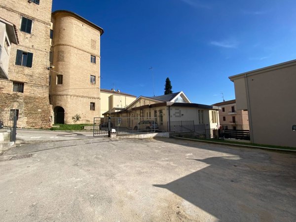 locale commerciale in vendita a Loreto