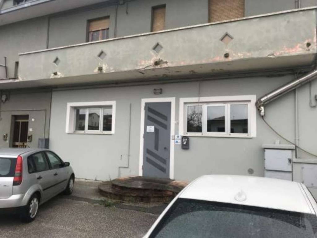 locale commerciale in vendita a Maiolati Spontini in zona Moie