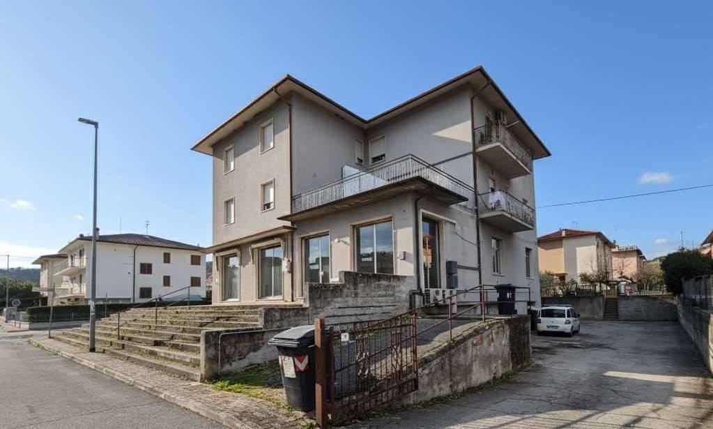 negozio in vendita a Maiolati Spontini in zona Moie