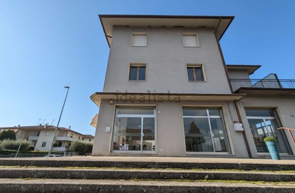negozio in vendita a Maiolati Spontini in zona Moie