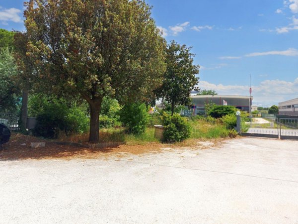 locale commerciale in vendita a Maiolati Spontini in zona Scorcelletti