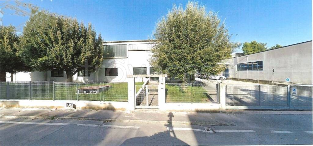 locale commerciale in vendita a Monsano