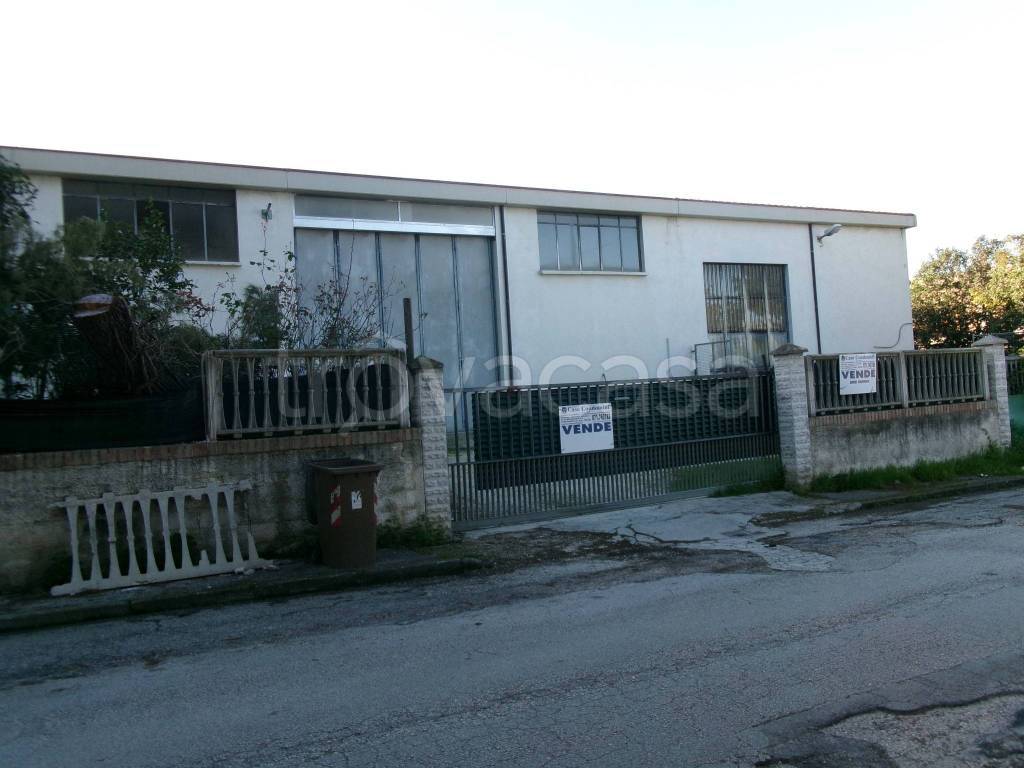 locale commerciale in vendita a Monsano