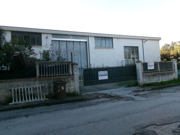 capannone in vendita a Monsano